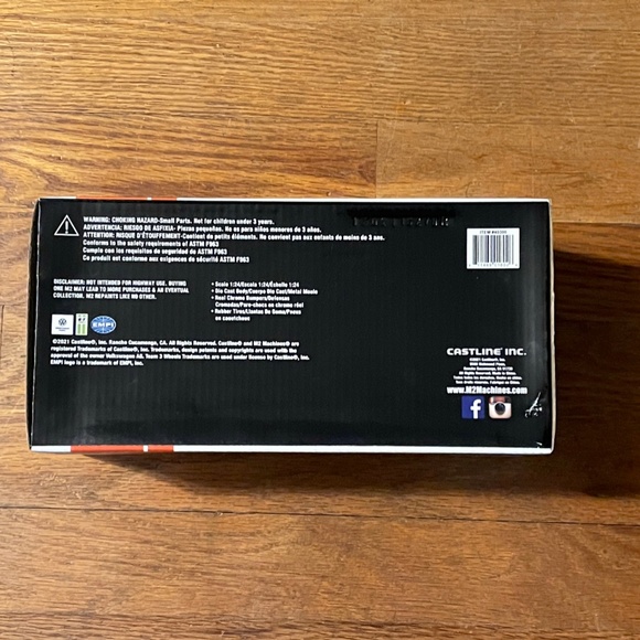 1960 EMPI VW Delivery Van Deluxe Model 1:24 Scale - Picture 3 of 5